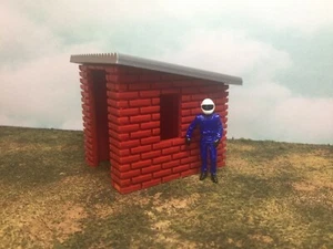Cobertizo de jardín o almacenamiento - ladrillo rojo con techo plateado metálico - 1:32 - fácil construcción - Imagen 1 de 12