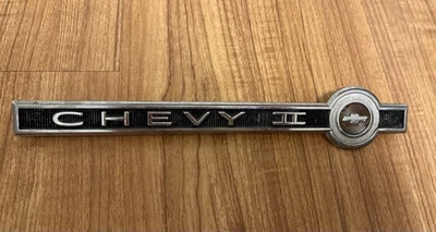 Vintage 1960 Chevy II emblema 4422874 OEM Chevrolet cuarto panel insignia Foto 1 de 4