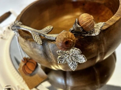 Cuenco de madera con asas decorativas de hoja de plata con bellotas decoración de gracias de otoño Foto 1 de 4
