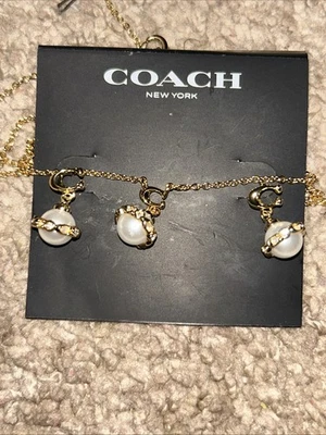 Novo**Conjunto de Brincos e Colar Huggie Moeda Madrepérola Assinatura Coach Prata - Imagem 1 de 4