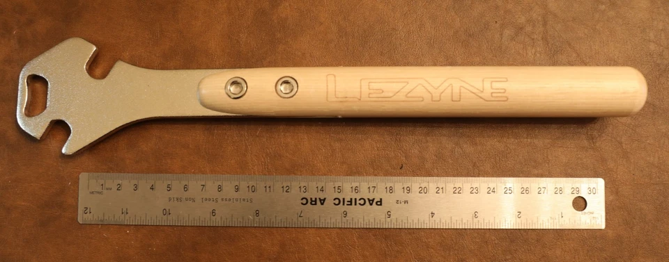 Llave de pedal y abrebotellas Lezyne Classic: 14,2 pulgadas, barnizado Foto 1 de 2