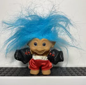 DE COLECCIÓN ACE NOVEDAD 5” MUÑECA TROLL PELO AZUL CLARO OJOS AZULES JOYA BOXEO GUANTE CORTO - Imagen 1 de 3