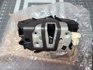 NUEVO OEM Ford lado conductor cerradura puerta pestillo actuador FR3Z-63264A27-D Mustang 15-23 - Imagen 1 de 3