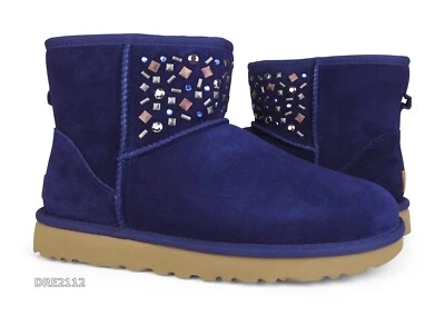Botas femininas UGG Classic Mini Stud II Medallion pele de camurça tamanho 9 *NOVO* - Imagem 1 de 4