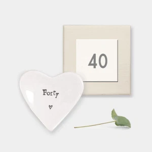 Mini anillo corazón porcelana 40 cumpleaños plato regalo en caja este de la India - Imagen 1 de 3