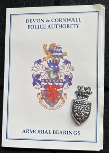 DEVON & CORNWALL POLICE AUTHORITY ARMORIAL BEARINGS OBSOLETE CAP BADGE ON CARD - Picture 1 of 6