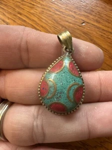 Meravigliosa pietra tibetana multicolore con ciondolo vintage in ottone. - Foto 1 di 11