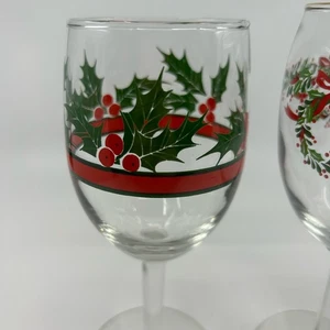 Bicchieri da vino Libbey Natale con calici 2 bicchieri da vino vintage festivi agrifoglio e bacche - Foto 1 di 5