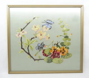 Vintage Bild Stickerei genäht Nadelarbeit Schmetterlinge Biene Blumen 37 cm x 34 cm - Bild 1 von 7