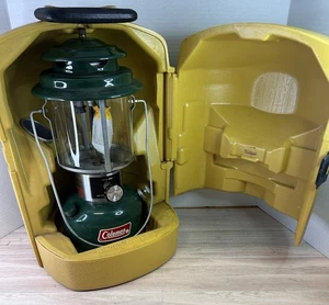 Linterna Coleman 220J vintage con estuche rígido 3/1979 + embudo - Imagen 1 de 17