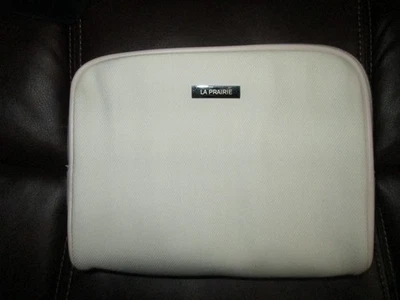 La Prairie 白色帆布拉链化妆包 实用 适合旅行 — 第 1/3 张图片