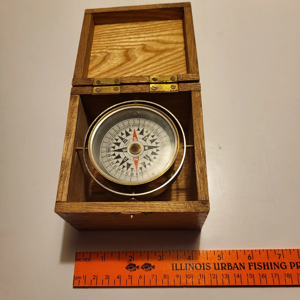 Brújula de barco vintage en caja de madera - Hecha en Japón - Tornillos antiguos de lengua y ranura Foto 1 de 4