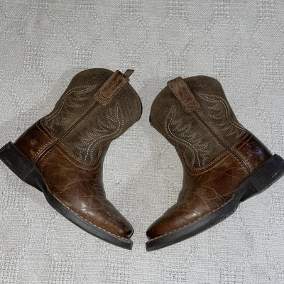 Botas occidentales Ariat para niños talla 8 M cuero marrón resistentes al aire libre  Foto 1 de 4
