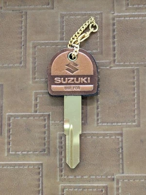 [Deberes de importación incluidos] Llavero logotipo Suzuki marrón dorado metal plástico usado Foto 1 de 4