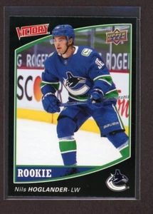 Tarjeta de hockey 2021-22 Upper Deck Día Nacional Canadá Victoria Black Nils Hoglander - Imagen 1 de 1