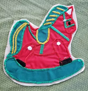 Aplique de tela para planchar Westwater Enterprises 4 1/2" "Rocking Horse" - Imagen 1 de 2