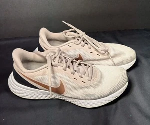 NIKE Revolution 7,5 LAUFSCHUHE in kaum rosegold Damen Mädchen Walking Jog - Bild 1 von 5