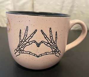 Marktfund Halloween Kaffeebecher Skelett Liebe dich Herz Hände Rosa & Schwarz Neu - Bild 1 von 5
