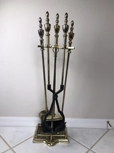 Juego de 4 herramientas de chimenea de latón vintage (pala, pinzas, póker, escoba) con soporte - Imagen 1 de 10