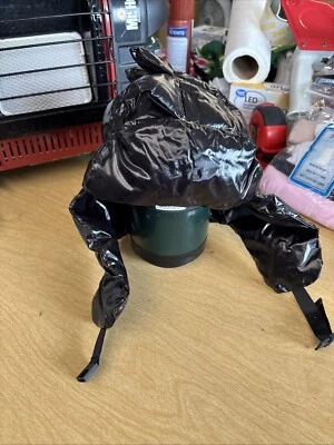 Sombrero de dinosaurio impermeable Cat&jack para niños negro con correa para la barbilla en bolsa amarilla Foto 1 de 4