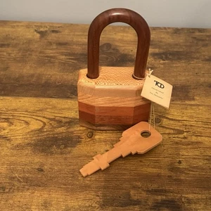 Cerradura de madera Tim Detweiler con llave nueva con etiquetas grande - Imagen 1 de 11