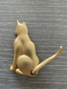 Vtg JJ Jonette Happy Cat Brooch Pin Swinging Moving Tail brushed Gold Tone - Picture 1 of 7