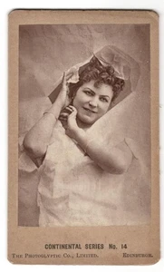 INUSUAL RAREZA CDV mujer burlesca brazos y cara posados a través de papel rasgado c1890 - Imagen 1 de 2