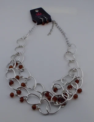 Conjunto de brincos e colar de elos em tom de prata paparazzi com contas marrons - Imagem 1 de 4