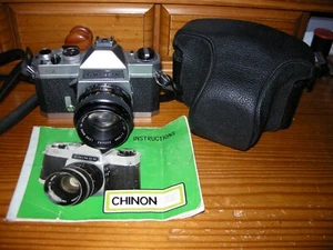 Kit fotocamera reflex pellicola 35mm vintage CHINON CX con obiettivo e custodia. - Foto 1 di 14