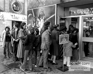 LONDON "STAR WARS" FANS WAIT TO BUY TICKETS FOR OPENING 1977 8X10 PHOTO (AZ121) - Picture 1 of 1