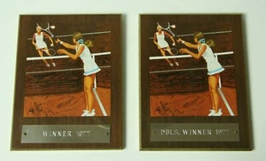 2 Vintage Tennis Plakette Trophäe Doppel Einzelsieger 1977 Wandbehang süß - Bild 1 von 5