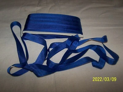 Ancien ruban en soie de couleur bleu foncé..  N°142 - Photo 1/4