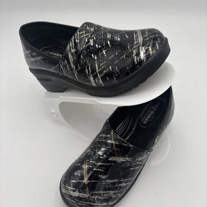 Easy Works by Easy Street Black Dragonfly Flip Flops Clogs Size 7 - Picture 1 of 10