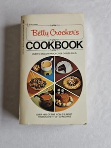 Betty Crocker's Cookbook Vtg 1976 Bantam Paperback Over 1600 World's Recipes - Bild 1 von 3