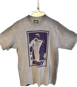 Kobe Bryant Shirt "KOBEY" Graphic Tee Größe Medium Lakers Basketball OVRL - Bild 1 von 7