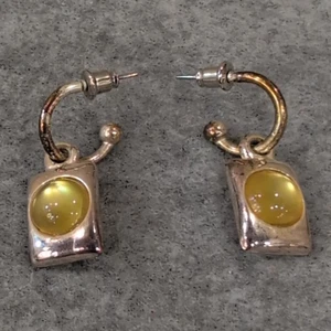 Pendientes de aro tono plata con piedras preciosas de cabujón amarillo colgantes - Imagen 1 de 3