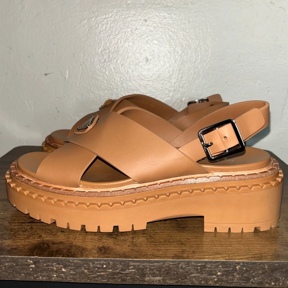 Sandalia entrecruzada Prada Rubber Monolith cebada para mujer talla 5 Foto 1 de 4