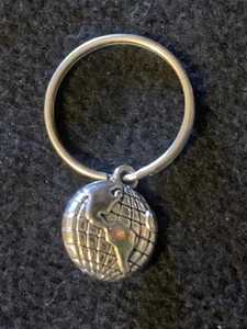 Tiny World Globe Charm Silver Toned Metal Keyring  Keychain - Foto 1 di 4
