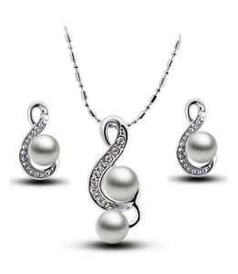 Pearl and crystal stud earrings and necklace set - Picture 1 of 2