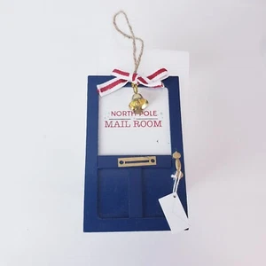 Puerta de la sala de correo del Polo Norte adorno de árbol de Navidad madera azul marino - Wondershop - Imagen 1 de 2