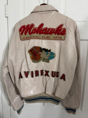 CHAQUETA UNIVERSITARIA AVIREX MOHAWKS NATIONAL PLAY OFFS 302 SQUADRON CUERO CREMA TALLA S Foto 1 de 4