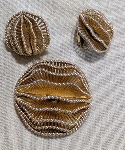 Boucher Ruffled Brooch And Clip Earrings - Picture 1 of 4