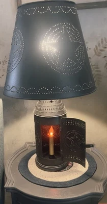 Paul Revere 风格灯 26 英寸高带 15 英寸冲孔灯罩二手状况完好 — 第 1/4 张图片