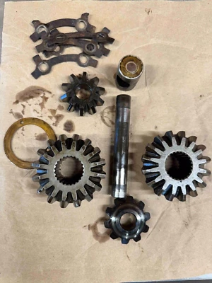 Triumph TR2-TR4A • Piezas internas originales del eje trasero, usadas.  T8138 Foto 1 de 4