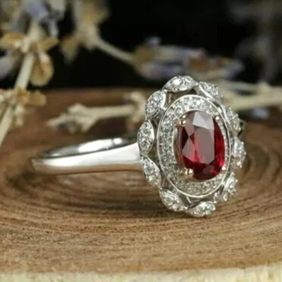 Anillo de compromiso para mujer con halo de granate rojo corte ovalado de 2,20 quilates acabado en oro blanco de 14 quilates Foto 1 de 4