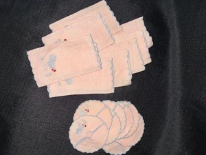 JUEGO DE OCHO ACOGEDORES HUEVOS VINTAGE Y SERVILLETAS A JUEGO ROSA/AZUL BORDADAS - Imagen 1 de 6