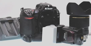 Nikon D2X 12MP PRO OUTFIT W/16-50MM F/2.8 + SB-800 SUPER CLEAN + ONLY 24,580 SC - Picture 1 of 19