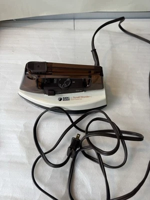 Black & Decker Small Wonder Travel Steam Iron F600 + Case – Works - Image 1 of 4