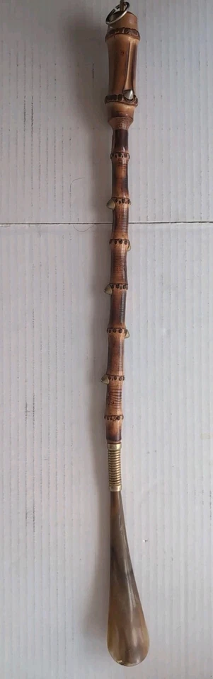 Cuerno de zapato vintage de 26" con mango largo tachonado de bambú Foto 1 de 4