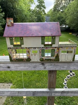 Casa de muñecas colonial de 2 pisos de metal de hojalata de colección MARX WALT DISNEY PRODUCTIONS EE. UU. Foto 1 de 4